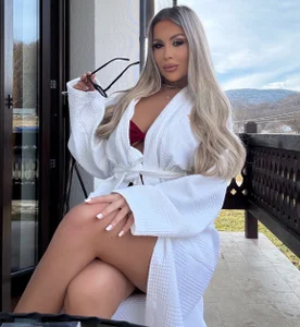 amiraroshen 🥰 Pic