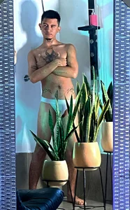 Star_blaze Cold on the outside, hot on the inside. Immagine  4