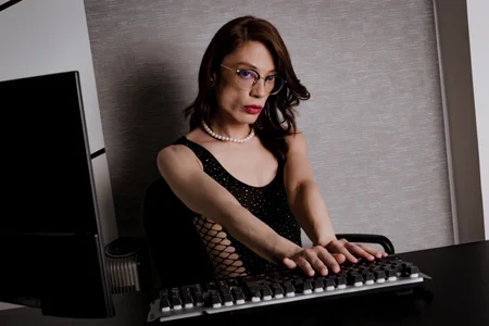 monsterholes Your favorite secretary is me 😏❤ Billede 2