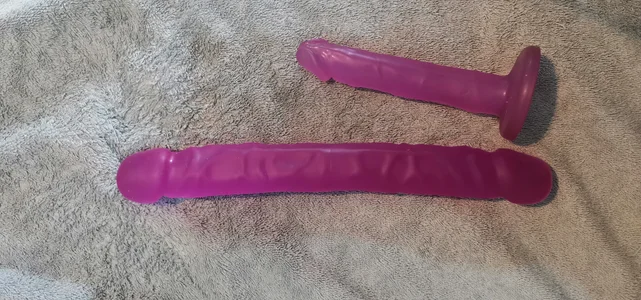 Nice2Three2 Toys for you - with 6 inch dildo for comparison! Foto 8