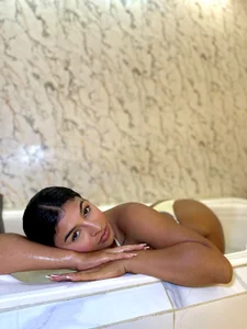 Eilyen_ Jacuzzi day Pic 3