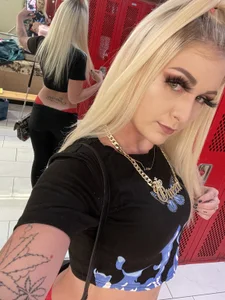 Savage_Barbie: Public ( 9 фото)