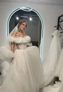 Jess_Lui I've been a bride 2 times, but I've never been able to become a wife.👰😒🤐😰 Immagine  2