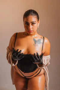 GabyRhodes Public  4টি ছবি