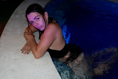 Chanel_Morgaan kullanıcısının I WAS ENJOYING THE HOT TUB AND I THOUGHT OF YOU ✨😈 albümü -  fotoğraf