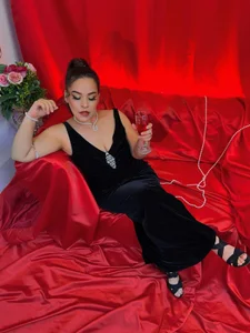 Dare to cross the line… I promise it's worth it 😏 de Lizeth_Bels  2 Imagens