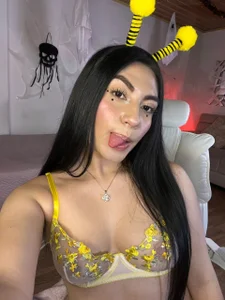 Miller_Vanessa_ This little bee wants your honey🤤 Pic 3