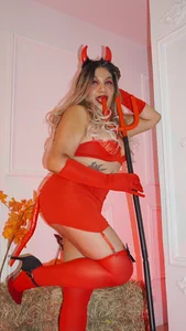 MiaMancini Halloween edition 😈🔥🎃  6টি ছবি