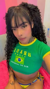 EmmaEbony_ Don't stare at me so much… or I'll end up flirting with you. 😏 Bilde 2