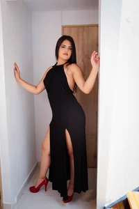 your girl in black🖤 de celeste_amour  3 Imagens