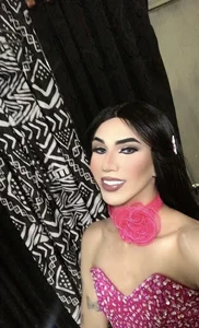 emelly_horny_ Public Pic 2