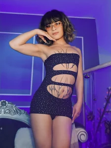 Divina_Madrid holi Bilde
