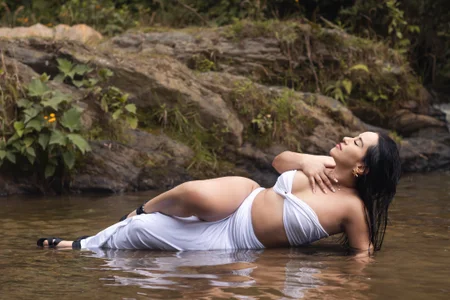 victoria_cooper3 By the river Pic 3