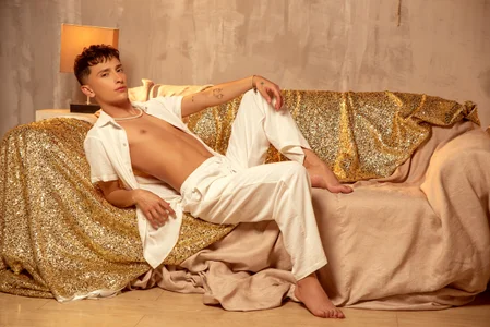 And how about white? de Thiago_Jones1  2 Imagens