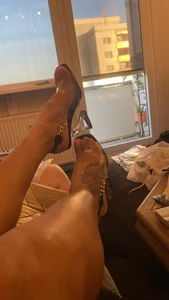 housegirl_bigcock Sexy feet and heels Pic 2