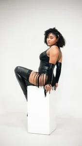 ohrianagibson I needed my cowgirl hat to ride you 🖤🎩🤠 Foto 4