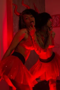 daiana_curly Don't be shy, fall into the temptation of this sexy demon! Bilde