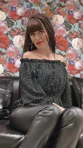 Cutie_orgasm kullanıcısının In black leather pants and a black blouse albümü -  3 fotoğraf