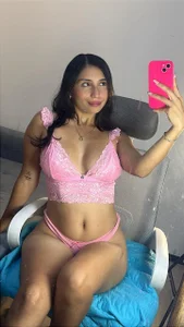 KateOwens_のDo you like how pink looks on me? 🎀🌷の 2枚の写真