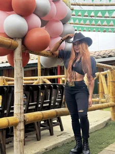 Amber_Martins_ Life is not measured by the number of breaths you take, but by the moments that take your breath awa Bilde 8