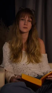 UshaAshauer Leaning Closer Foto