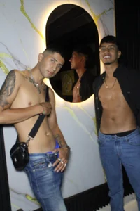 darwinandbrayannHot coffee, intense glances… and two guys who know how to start the day right ☕🔥 Bild 5