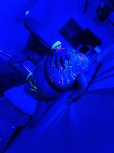 Karlagonzales_ 💛💙FANTASY BETWEEN NEON COLORS & PLEASURE 💙💛 Pic 3