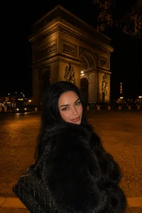 Elegance isn’t about being noticed, it’s about being remembered. ✨ de ParisianDoll Foto 5