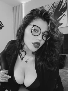 Dakhota_Rouge Soft lights are enough ... 🖤🤍 Pic 2