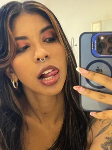 VioletaHills_ Face close up টি ছবি