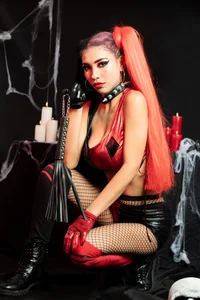 LauraAristizabal kiss or trick Immagine 