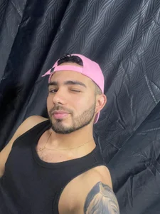 adamhairyのpinkの 2枚の写真