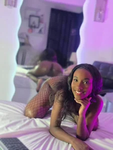 shelsyEbony Public зображення