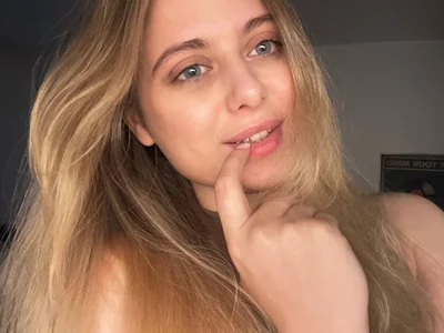 blonde_kellyy Public Pic 3