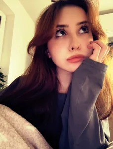 Amy_Bronson thinking about something great. Bilde