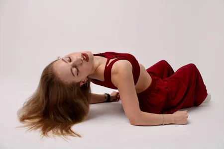 They say red suits my face de SeasonGround  4 Imagens