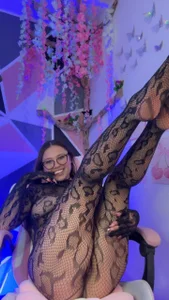 little_emma0 "Too tempting to go unnoticed… dare to take a closer look? 🔥😉"? Foto 6