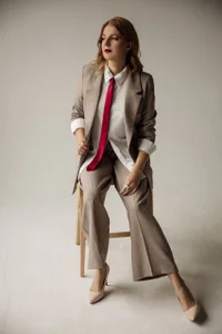 YourUniverserのBusinesslike, daring and sexyの 2枚の写真