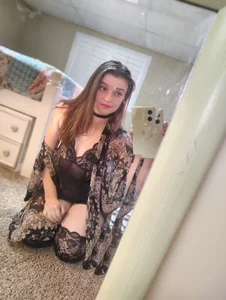 DaddysNaughtyGirl- Public Pic 4