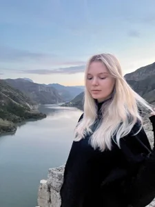 Vivian_Davis Travel to mountains Pic