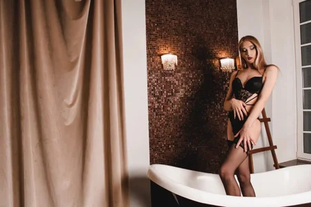 IvyJoys: Public ( 5 фото)