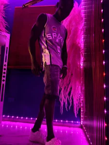 calvin_soussaaの✨ Between shadows and neon, my body dictates the rules of desire.の 2枚の写真