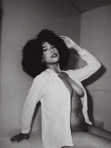 Hilaryebony_ Wet shirt show Pic