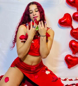 Alisha_Evans_Rs Tonight, hearts aren’t the only thing racing. 🔥💋 Foto