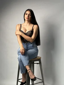 Taylor-Jonnees Sexy and glam Pic 4