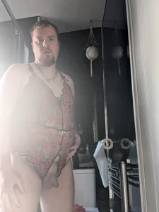 Sissy_roxxi Me in my sexy black and red bodysuit Poză 3