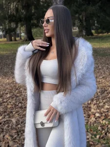 JuliaQuin Lost in the beauty of the mountains 🤍 Gambar 2