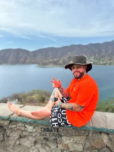 Ades_Lowe feet and beach Foto 4