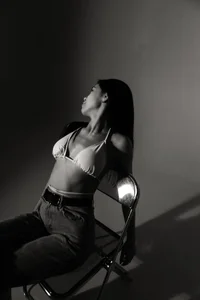 KiraAblingsitting in the sun🌞图片 2