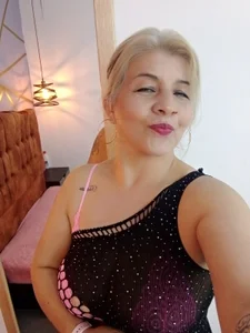 Abby-Blonde Public Pic 6